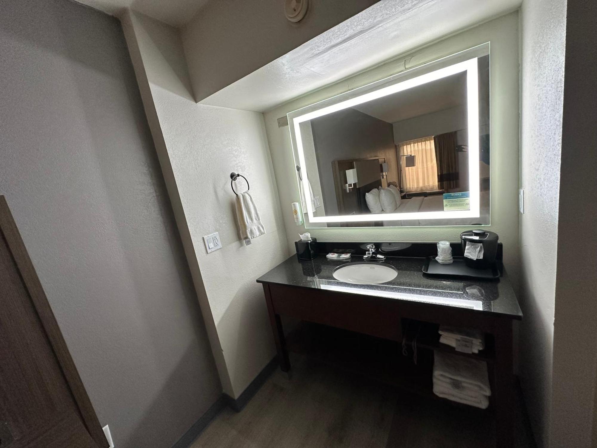 Comfort Inn Кониърс Екстериор снимка